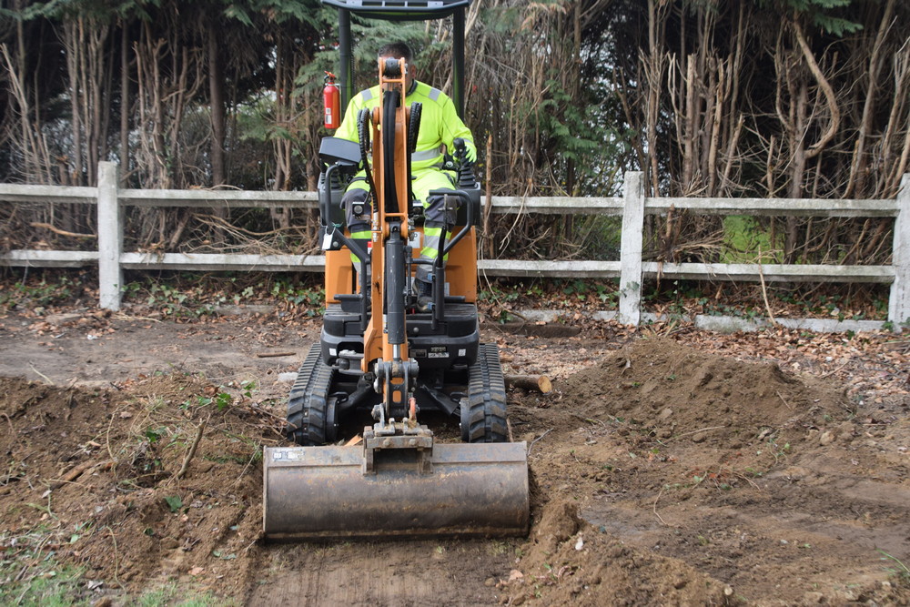 La machine est adaptée au passage dans des accès étroits (ici, les chenilles sont à train large).