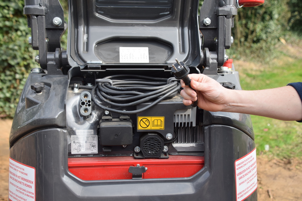 Le chargement peut se faire avec une prise ou un chargeur rapide.