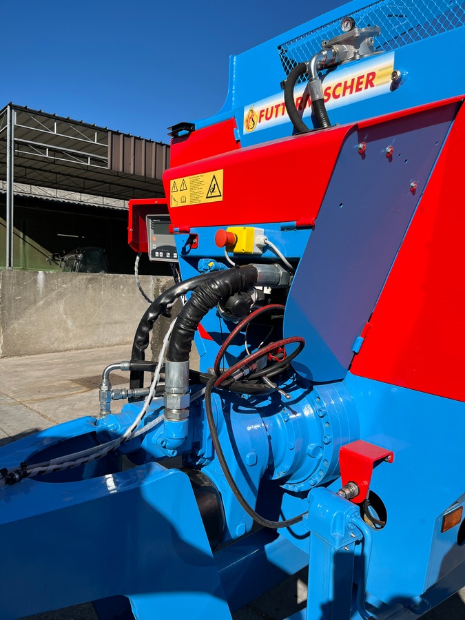 La Himel HX 128 dispose de son propre système hydraulique actionné par la prise de force du tracteur.