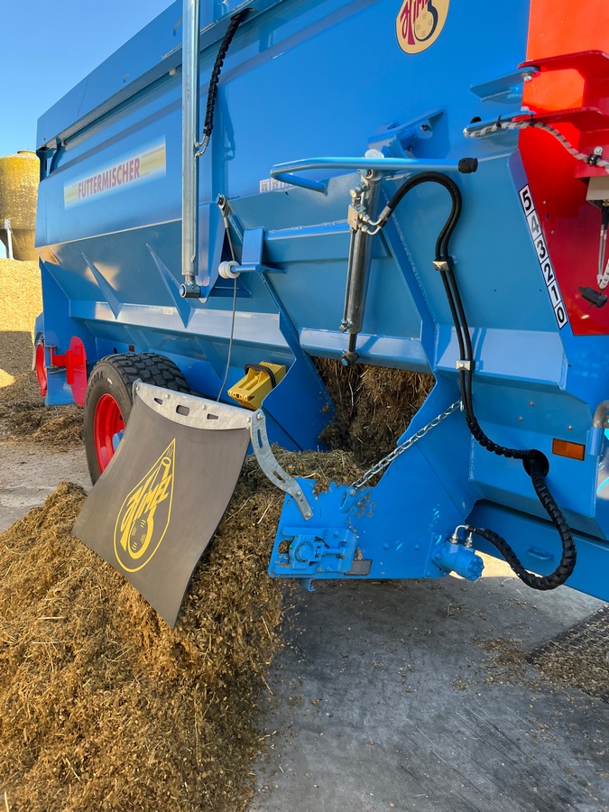 L'éjection avant droite de série avec un tapis à chaînes.