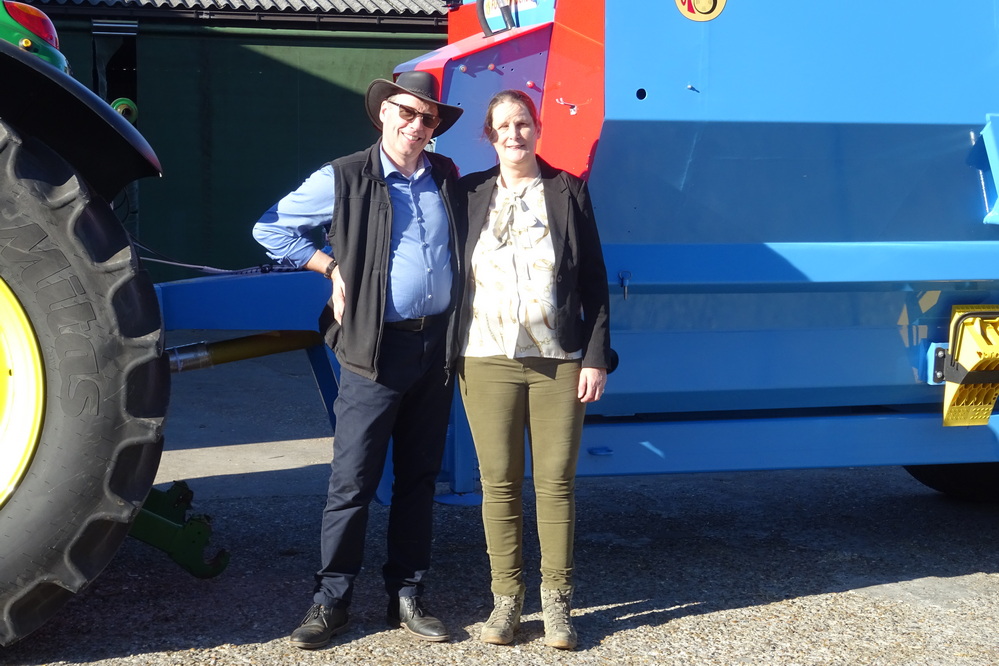 Les dirigeants de l’entreprise familiale Rommelaere Agri BV, Renaat Rommelaere et Ariëtte Aling, devant la mélangeuse Himel HX 128.