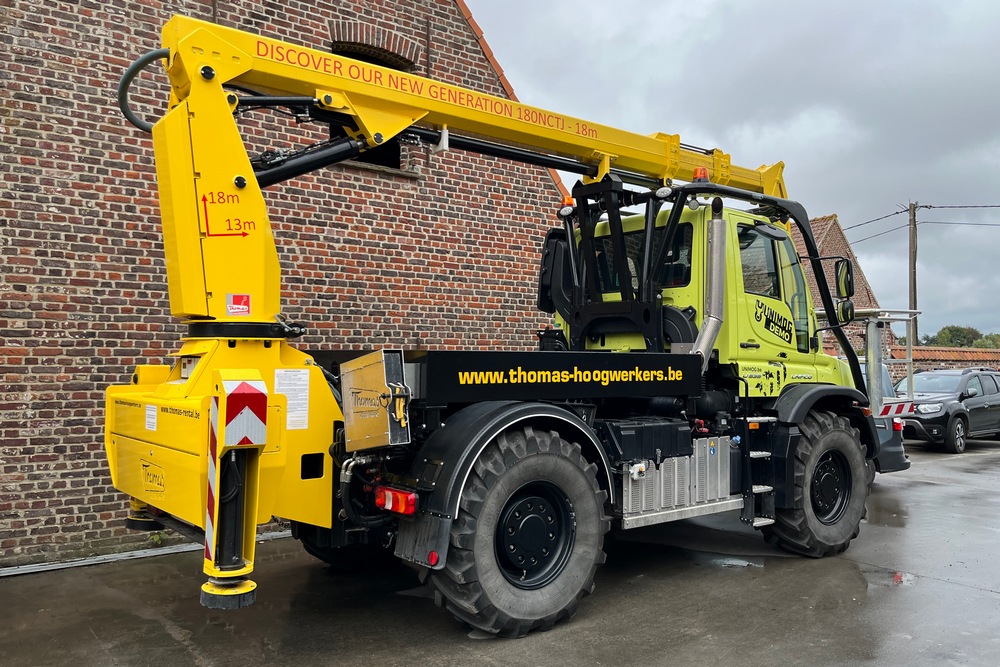 Une grue Thomas sur un Unimog