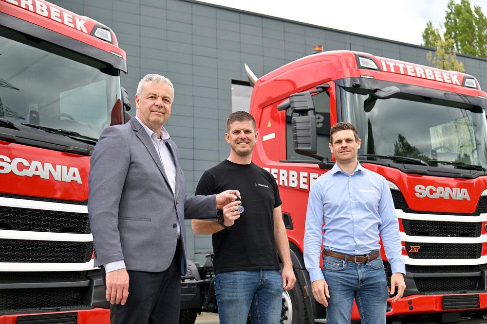 De gauche à droite : Danny De Braekeleer, Regional Sales Manager Scania Center, Nick De Jaeger, Fleet Manager Itterbeek Transport, et Tim Paridaens, Service manager Scania Huizingen.