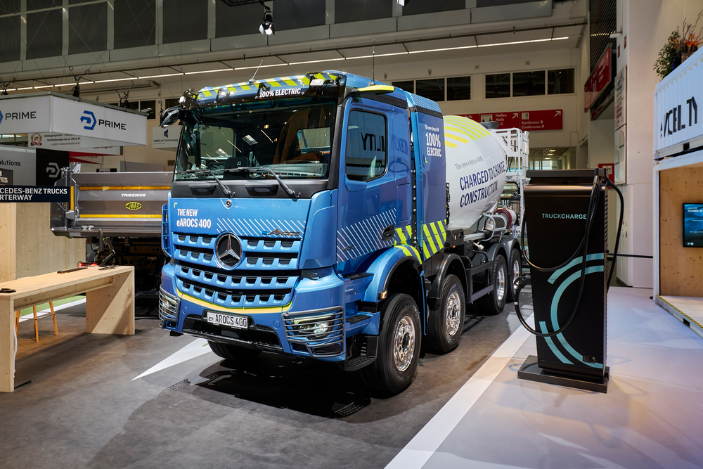 À l’occasion du salon Bauma, Mercedes-Benz Trucks a présenté un eArocs 400 équipé d'une bétonnière légère Liebherr HTM 905 avec tambour à entraînement hydraulique.
