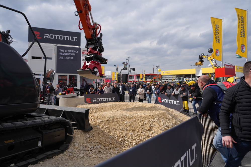 Rototilt RC4 monté sur une Hitachi ZE135