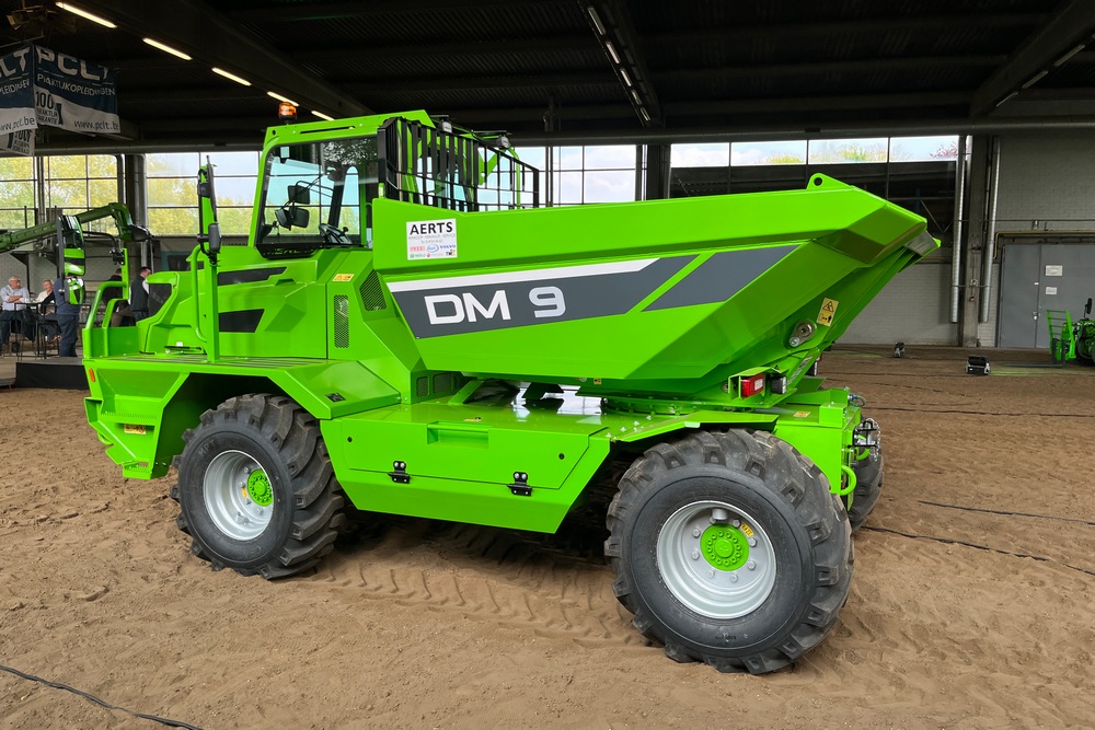 Le Merlo DM9 est le premier dumper de la marque. Stijn De Lille était fier de le présenter au public qui s’était rassemblé au PCLT (Praktijkcentrum voor Land- en Tuinbouw) de Roulers pour le Merlo Rent Event.