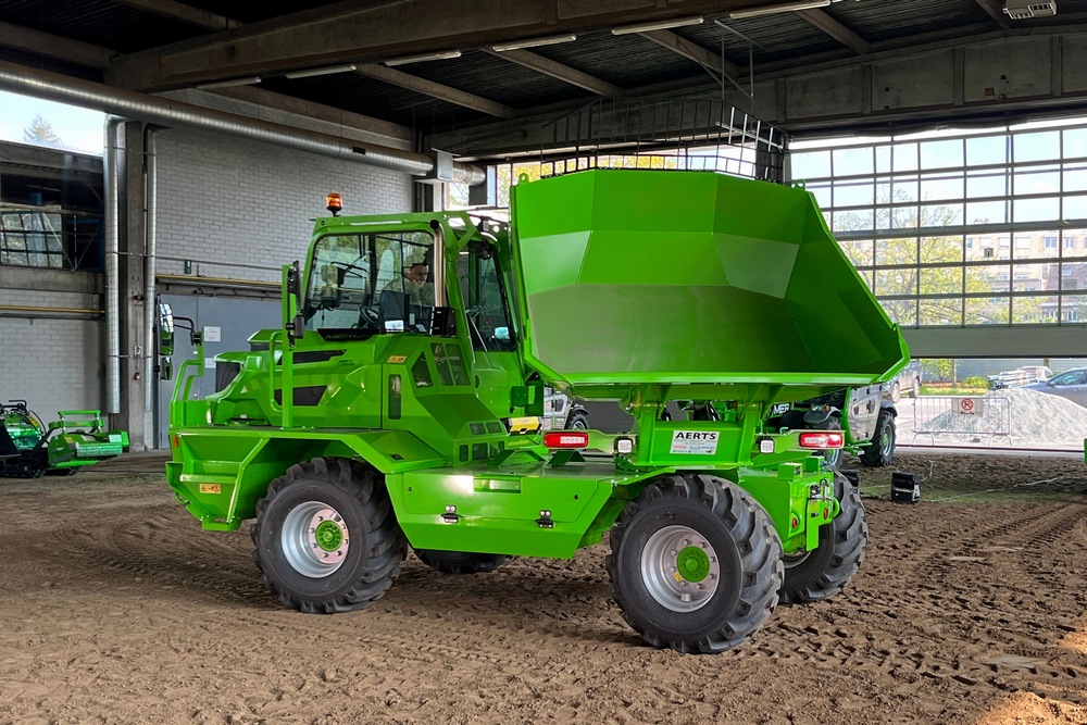 Le Merlo DM9 est le premier dumper de la marque. Stijn De Lille était fier de le présenter au public qui s’était rassemblé au PCLT (Praktijkcentrum voor Land- en Tuinbouw) de Roulers pour le Merlo Rent Event.