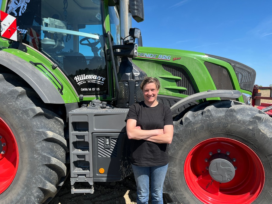 Evelien Hillewaere devant son Fendt 826 personnalisé.