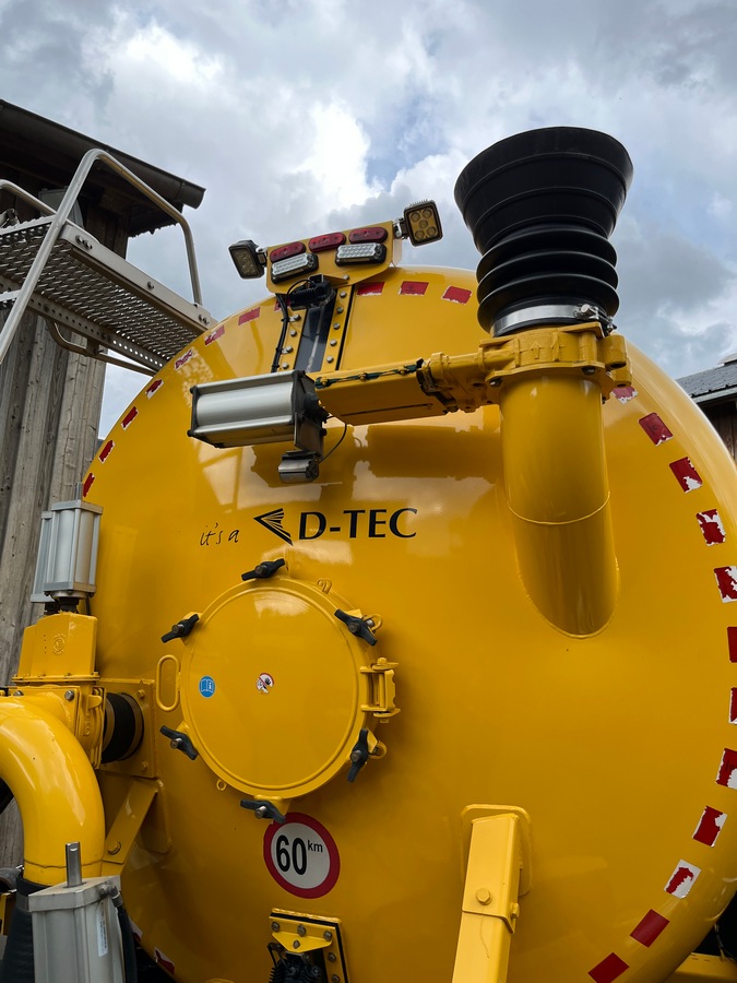 Le cône-entonnoir en caoutchouc souple permet de remplir rapidement le Vredo sans devoir raccorder des tuyaux.