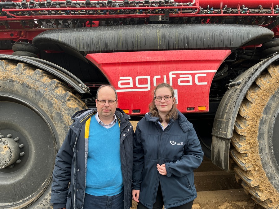 Jean Pierre Van Puymbrouck et sa fille Flavie devant leur nouveau Agrifac Condor Endurance II.
