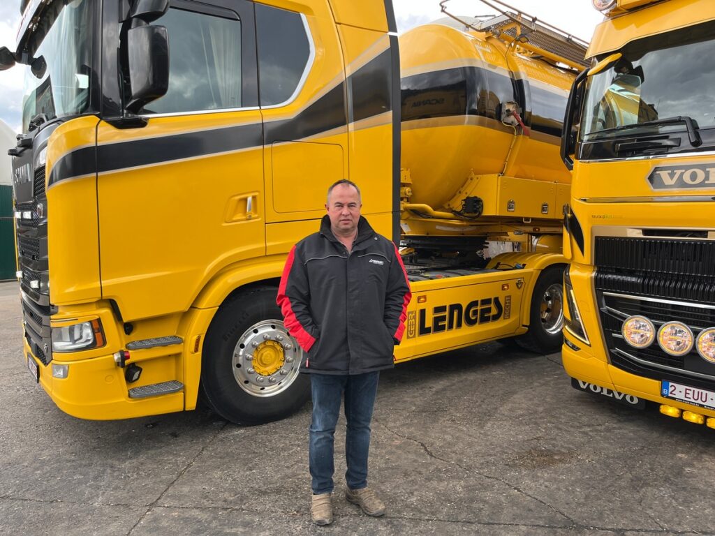 Gebrüder Lenges est satisfait de ses deux cuves D-TEC en inox : “C’est un peu plus cher à l'achat mais c’est d’une très bonne qualité”.