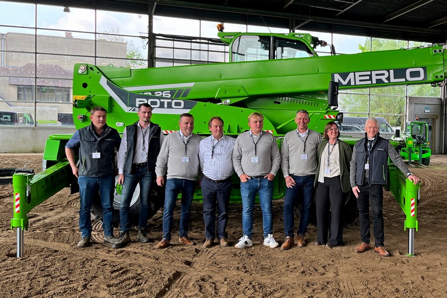 Photo de famille des collaborateurs de De Lille, l’importateur Merlo pour le Benelux qui va fêter ses 40 ans en 2026.