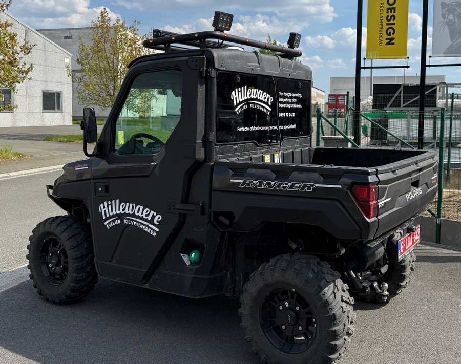 Une mule Polaris est utilisée pour créer les cartes. Comme ce véhicule est très léger, il est possible de créer les cartes en avance quand les sols sont trop humides pour niveler avec le tracteur.