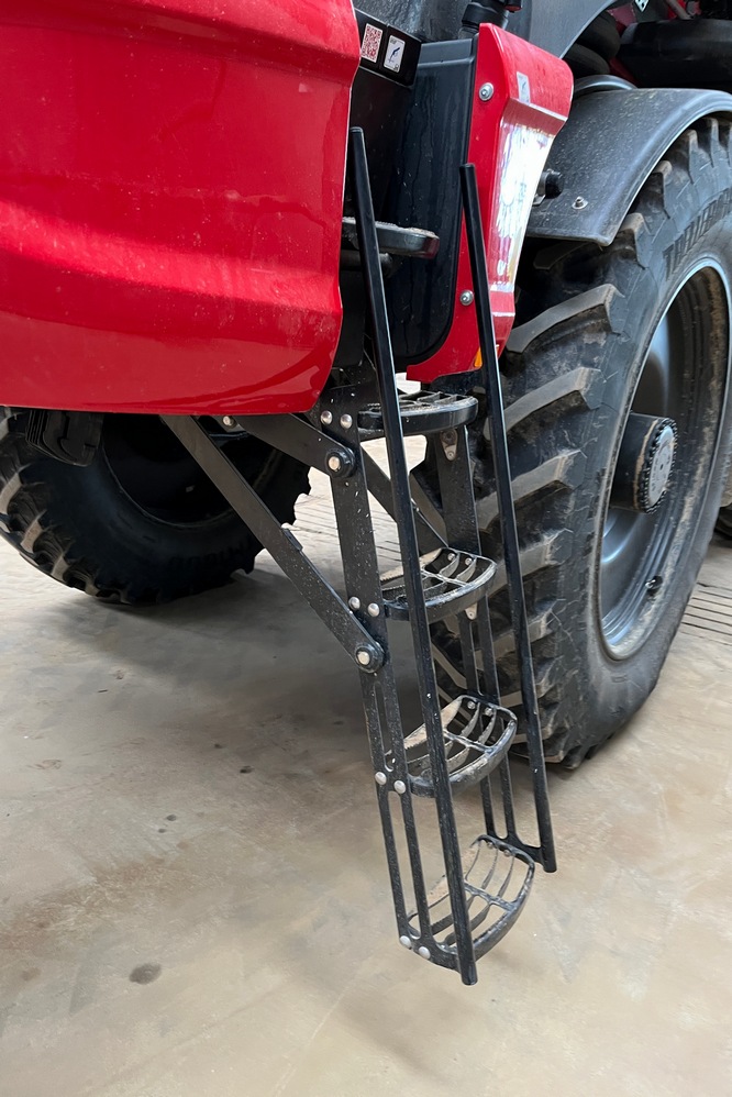 L’échelle d’accès se replie pour les déplacements routiers. Elle est dotée de nouvelles marches plus larges pour faciliter l’accès à la cabine. 
