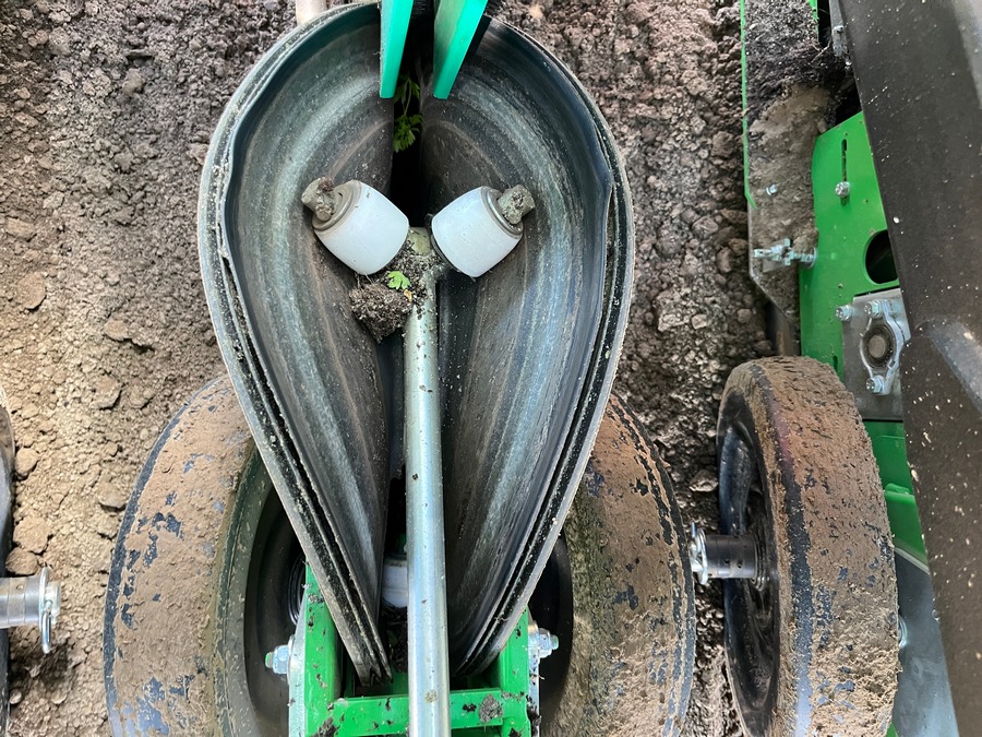 La machine dispose de 4 organes d’enterrage similaires.