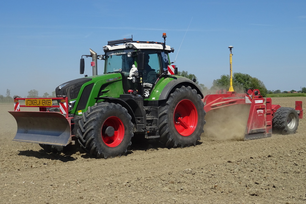 Evelien Hillewaere : niveler les parcelles agricoles avec un Fendt 826 et une lame Verhoest Marc BVBA.
