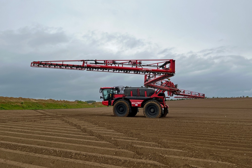La rampe se replie à plat, en accordéon. Elle n’effectue pas de mouvement en hauteur lors des ouvertures/fermetures.
