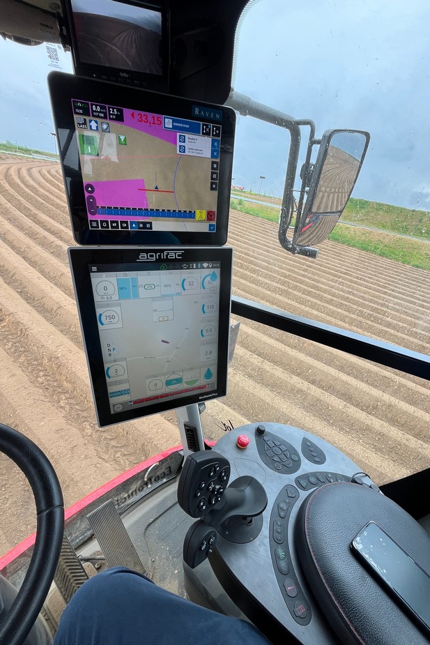 Les commandes sont assez intuitives. La ferme de la famille Van Puymbrouck a monté un GPS Raven sur son pulvérisateur, qui est compatible avec les autres systèmes de guidage installés sur les tracteurs Valtra.