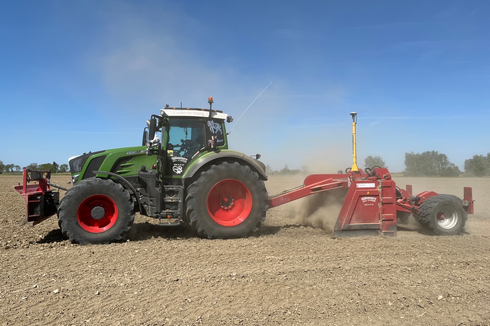 Evelien Hillewaere : niveler les parcelles agricoles avec un Fendt 826 et une lame Verhoest Marc BVBA.