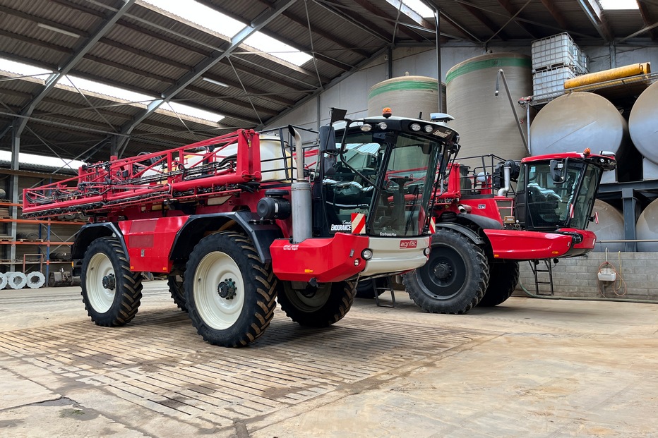 Les deux pulvérisateurs Agrifac utilisés par l’entreprise ont une cuve de 8 000 l et une largeur de rampe de 45 m.
