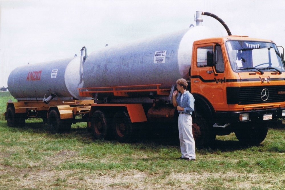 En 1988, l’entreprise Geert Vanhove (Wingene) était en route avec ce duo Anzio pour le transport de lisier.