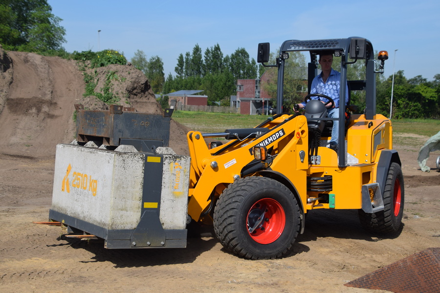 La machine peut soulever plus de 3 t. Lors de la démonstration, le KM350 a lever 3,2 t.