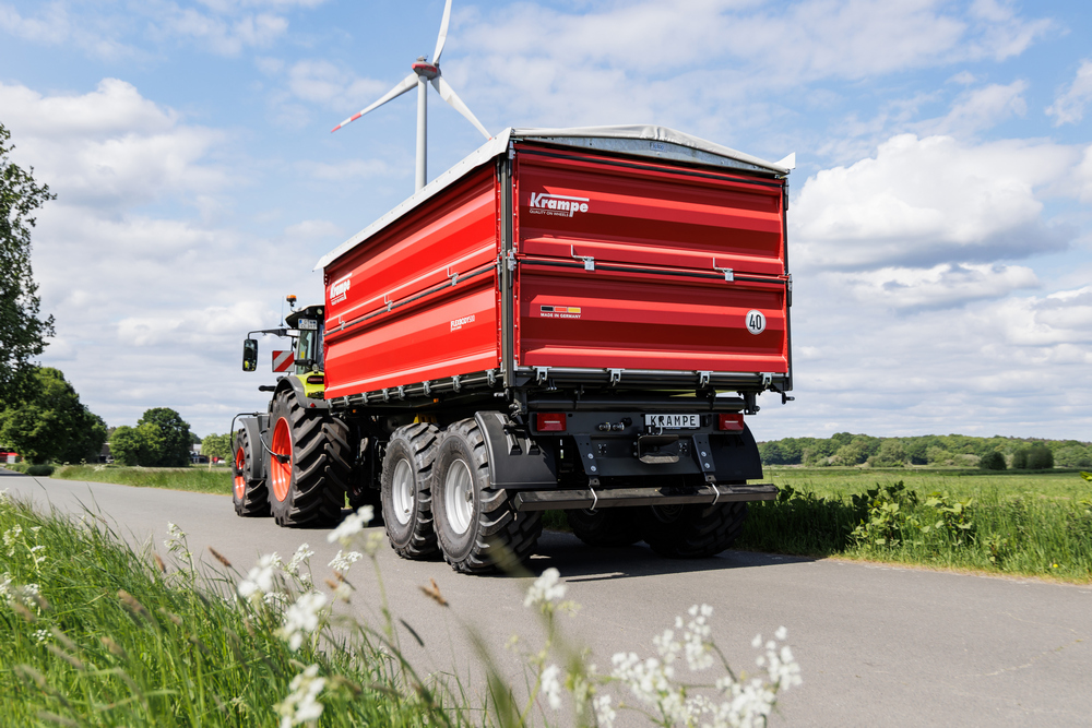 La FlexBody est la dernière nouveauté de la gamme de produits Krampe – disponible en plusieurs variantes, de la tri-benne à un essieu à la remorque à plate-forme tournante, en passant par la tri-benne tandem, avec un poids total admissible de 6 à 21 t.