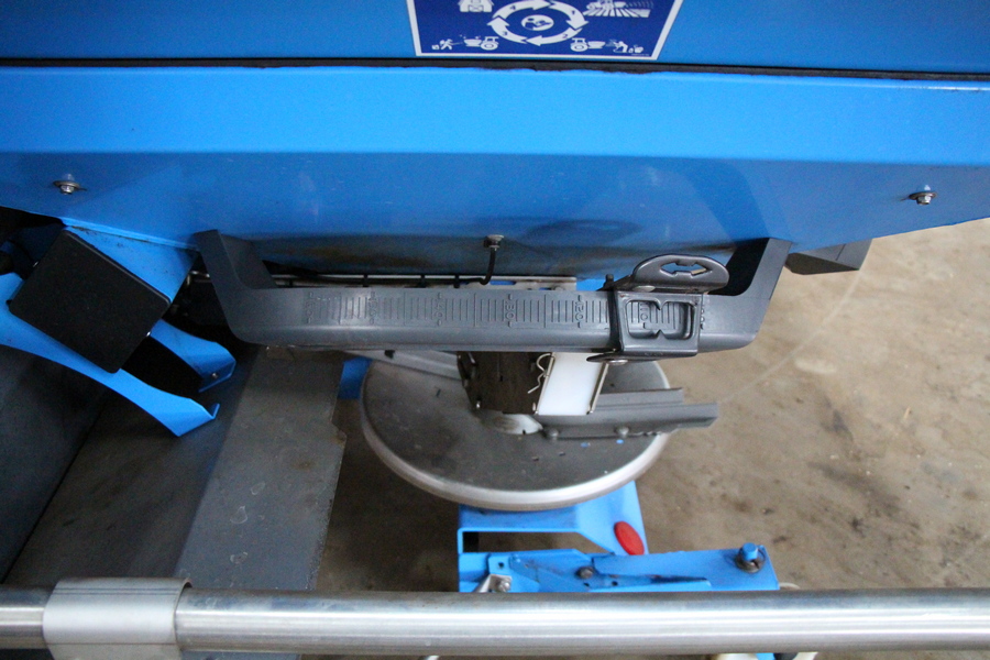 Un moteur électrique peut déplacer le point de chute vers l’avant ou vers l’arrière. Lemken utilise ce réglage (entre autres) pour la largeur de travail, les largeurs/sections de tronçons et le contrôle de la vitesse.