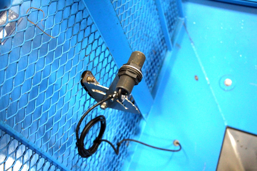 Sous chaque tamis, Lemken installe un capteur de niveau bas. On pourrait penser que ce n’est pas nécessaire avec un épandeur à pesée, mais les deux moitiés de trémie peuvent être remplies de manière inégale et/ou ne pas se vider en même temps. Par exemple, lors de l’épandage en bordure ou par sections.