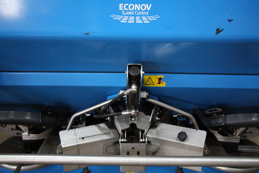 Cette plaque d’épandage en bordure à commande hydraulique est une option. Elle peut être utilisée aussi bien vers la droite que vers la gauche. Forme