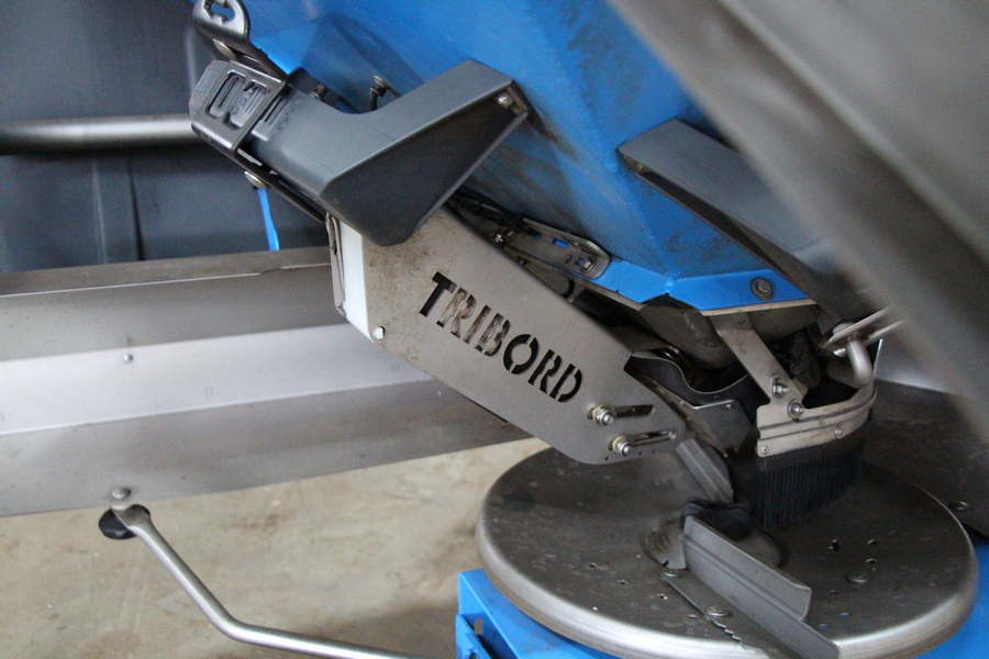 Tribord est le nom utilisé par Lemken pour sa technique d’épandage en bordure. L’engrais tombe alors à un point différent sur le disque d’épandage.