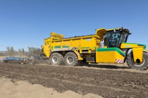 Oxbo AT5105 : un épandeur automoteur avec un cultivateur traîné