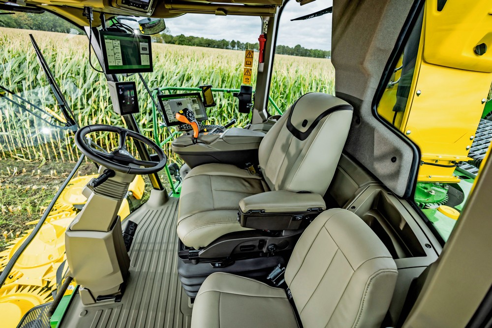 Une nouvelle cabine avec de nombreuses fonctionnalités pour le confort équipe les pour les ensileuses John Deere F8 et F9.