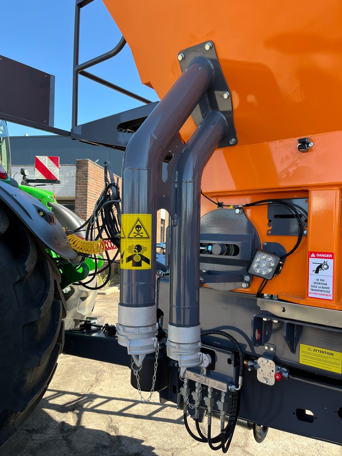 La trémie peut être remplie via un système de soufflerie. Des raccords prévus à cet effet sont placés de série sur la machine.