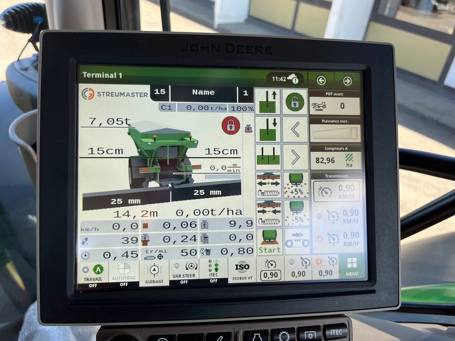 Le Panien PW 330 est entièrement compatible Isobus. Toutes les fonctions peuvent être commandées par l’intermédiaire du terminal présent en cabine.