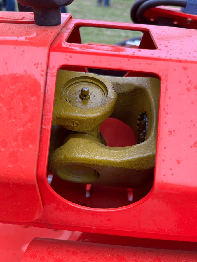 La Jumbo X reçoit des nouvelles protections métalliques des cardans intermédiaires. Pour faciliter le graissage de ces cardans, des trappes s’ouvrent et donnent un accès aux graisseurs. 
