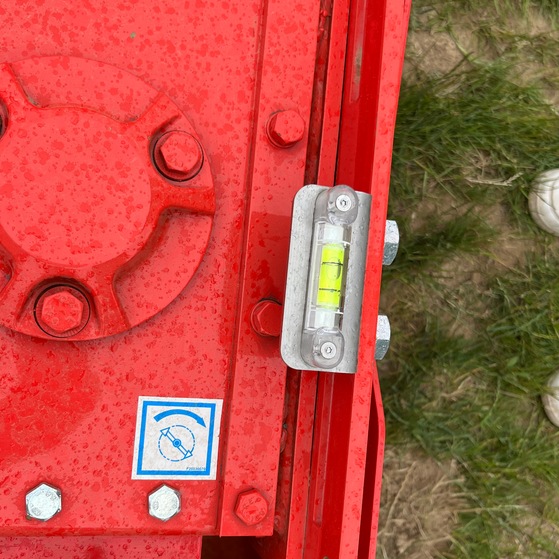 Un niveau placé à l’extrémité des lamiers extérieurs permet de faciliter le réglage de la mise à plat de la machine.