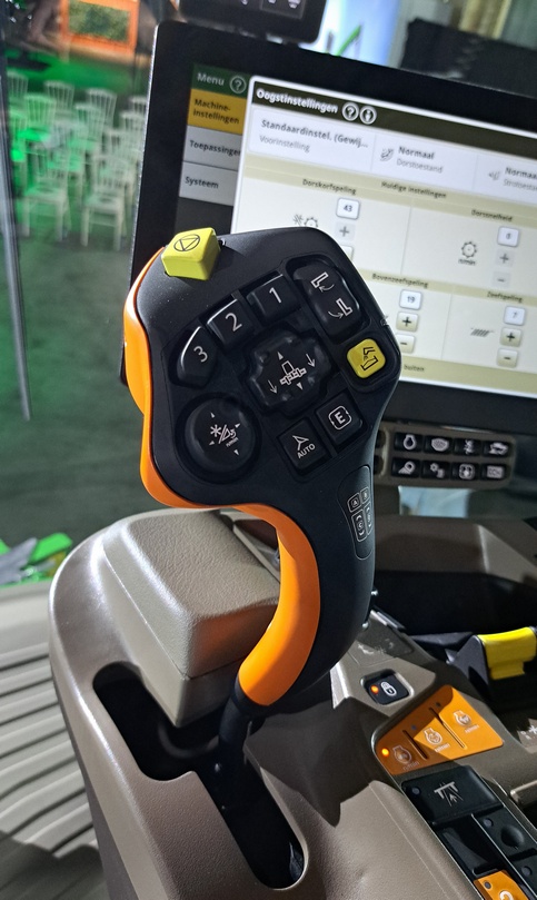 John Deere équipe ses nouvelles T5 et T6 d’une nouvelle console CommandCenter™ ainsi que du joystick CommandPRO™