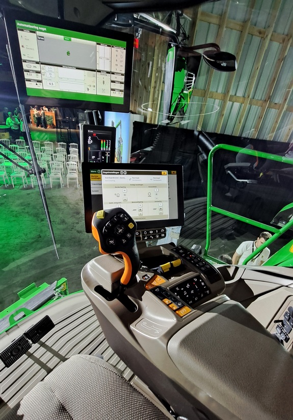 John Deere équipe ses nouvelles T5 et T6 d’une nouvelle console CommandCenter™ ainsi que du joystick CommandPRO™