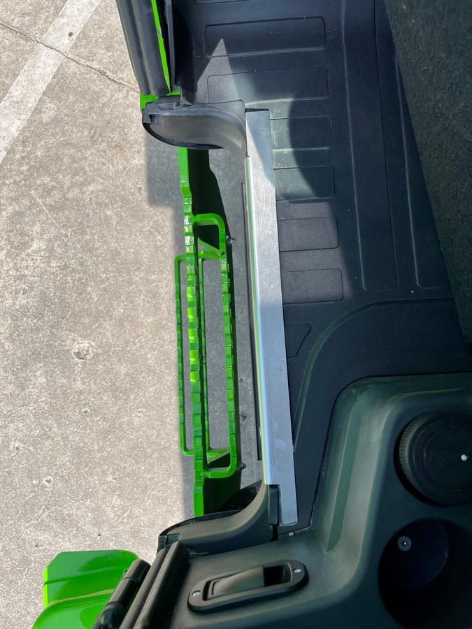 L’entrée en cabine est facilitée par une découpe au niveau du plancher.