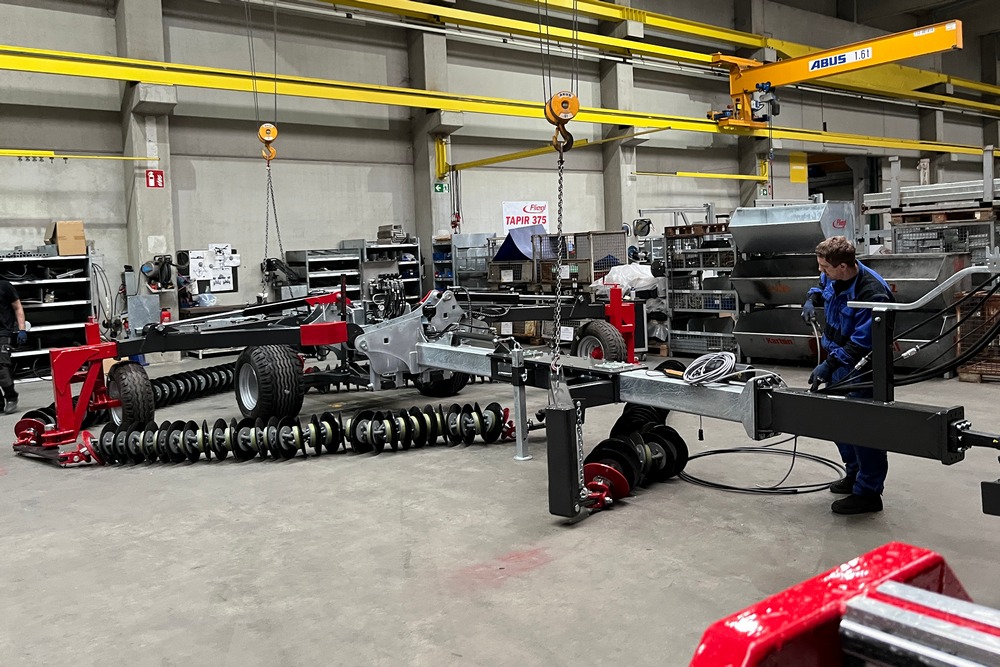 Fliegl Agro-Center fabrique 4 déchaumeurs à chaînes.par semaine.