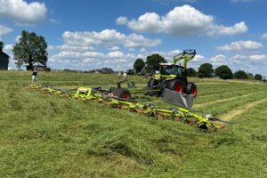 Claas Volto 1500 TS : une faneuse traînée avec un essieu suiveur.