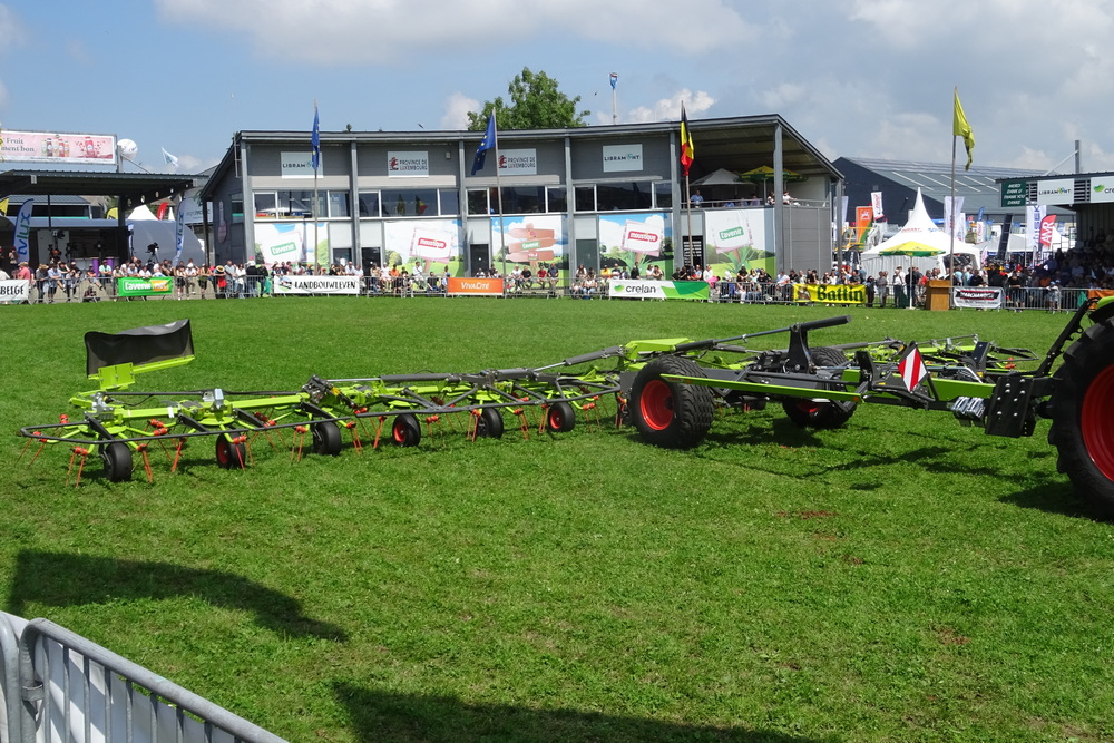 Claas Volto 1500 TS : une faneuse traînée avec un essieu suiveur.