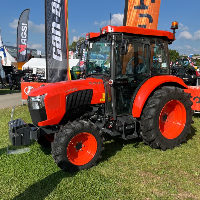 Les tracteurs compacts Kubota de la série L1 peuvent désormais être équipés d’une cabine.