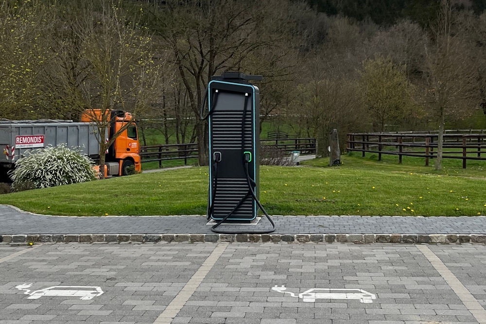 Le parking de l’entreprise est doté de bornes de recharge Alpitronic Hypercharger Model 300. Avec une puissance de charge allant jusqu’à 300 kW par prise, ce chargeur permet un chargement ultra-rapide des véhicules.