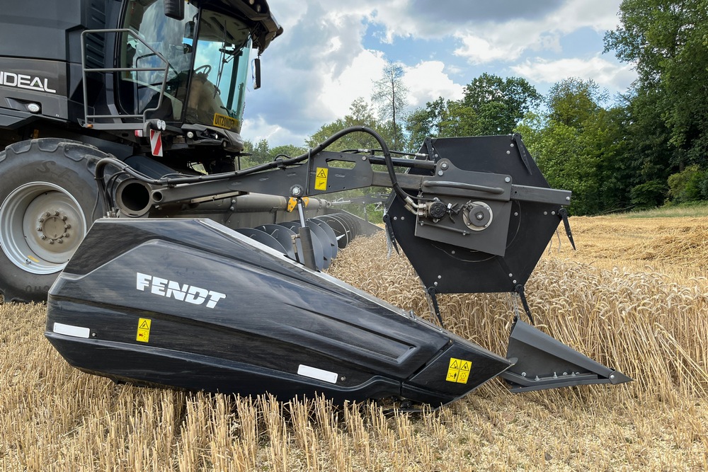 La première Fendt IDEAL 8 de Belgique est équipée d’une coupe à tapis Powerflow™ de 9,2 m.