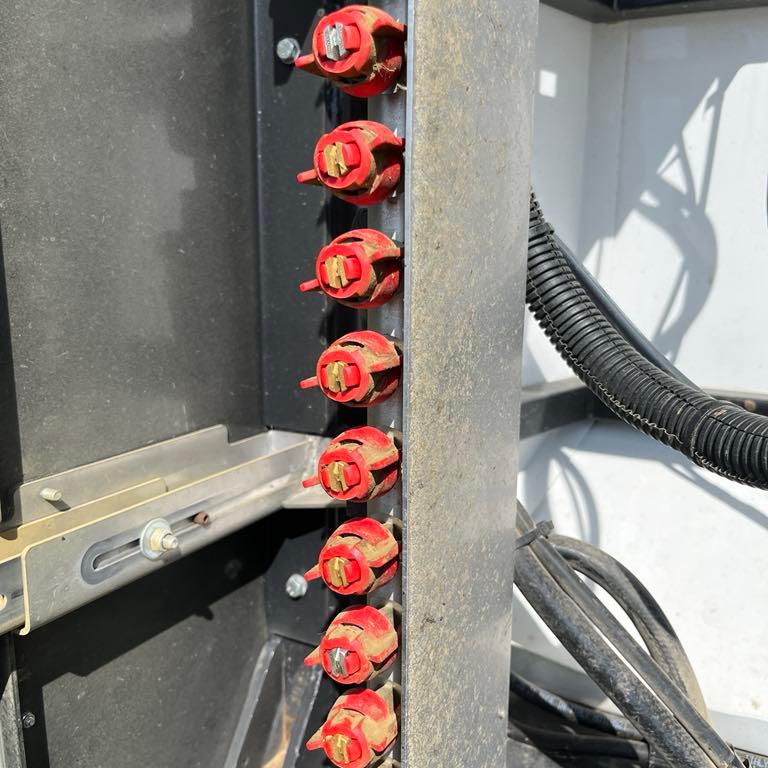 Le pulvérisateur ciblé ARA d’EcoRobotix utilise l’intelligence artificielle (IA) pour détecter les adventices. Il y a 26 jets par mètre linéaire travaillé, soit 156 buses sur une machine de 6 m.