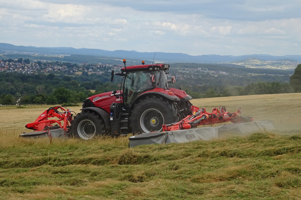 Avec une largeur de travail de 14,5 m, la Kuhn GMD 15030 est la plus grande faucheuse à disques portée du marché.