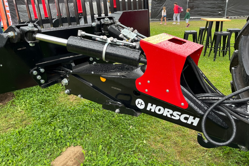 La remorque forestière Horsch Pirk 20 MP S est dotée d’un timon articulé. Cela permet d’abaisser ou de monter la remorque et d’améliorer sa maniabilité.