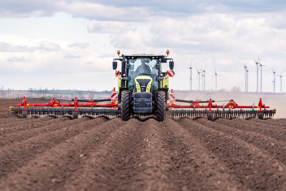 Pöttinger Tinecare V 12050 Master, une nouvelle herse étrille d’une largeur de travail de 12 m